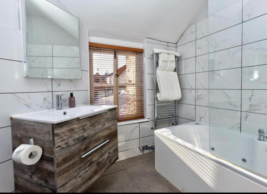 Hotel Sebastians à Oswestry Extérieur photo